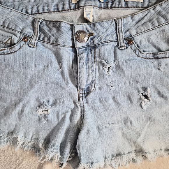 Aeropostale Women's Light Blue Distressed Denim Shorts 11/12 Regular. - Picture 2 of 9